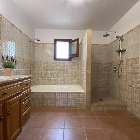 Con Piscina Cerca Del Mar فيلة